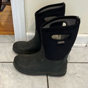 Bogs waterproof kids boots. Size 6.